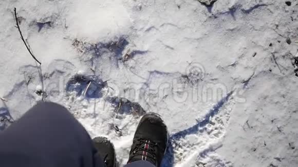 穿着靴子在第一场雪上行走顶景慢动作1920x1080全高清视频的预览图