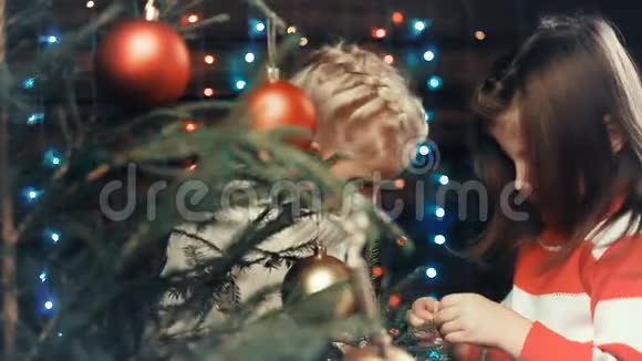 两个小女孩装饰圣诞树视频的预览图