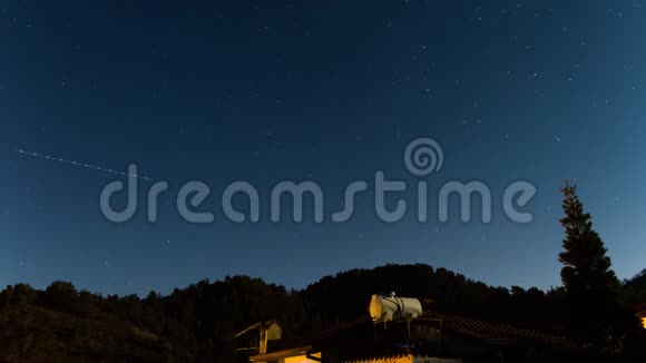 时光流逝之星在特罗多斯山脉的一座房子上穿梭视频的预览图
