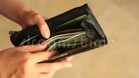 女人手拿着钱夹视频的预览图