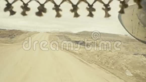 采石场附近道路上卡车挡风玻璃的视图视频的预览图