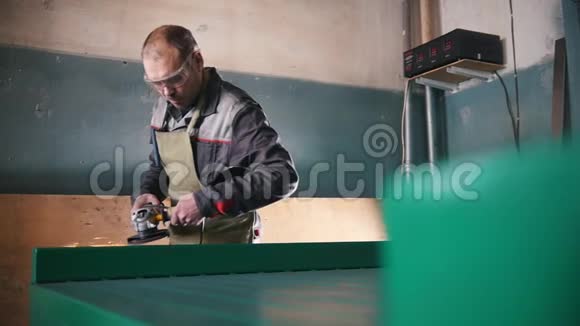 工人男在工业上磨钢机构动作慢视频的预览图