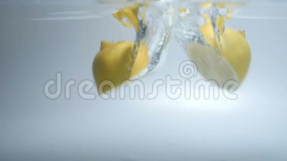 新鲜感柠檬掉进水里飞溅慢动作视频的预览图