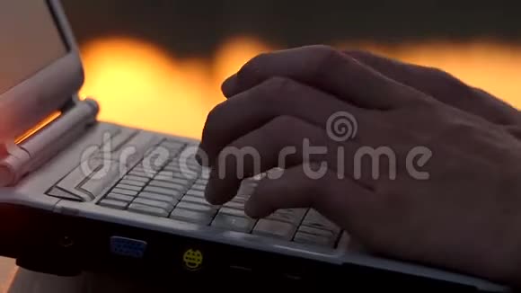 夜间河岸室外键盘上的男性手指类型视频的预览图