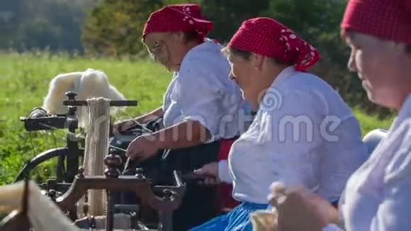 老年妇女用羊毛做线视频的预览图