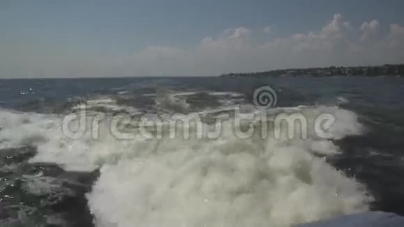 河上船只的波浪视频的预览图