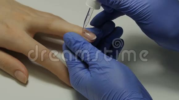 涂抹指甲角质层油视频的预览图