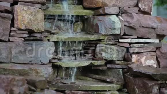 花园里美丽的喷泉复古风格视频的预览图