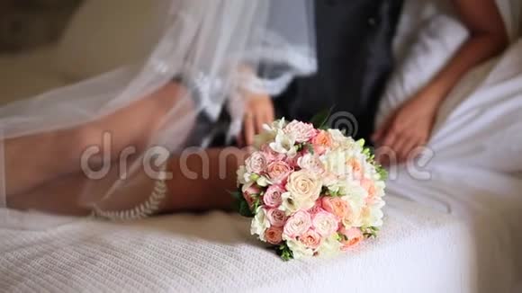 新娘手里捧着一束粉红色玫瑰蒙特的婚礼视频的预览图