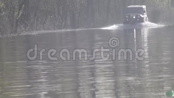 车逼江去林道大雨过后淹没乡村道路视频的预览图