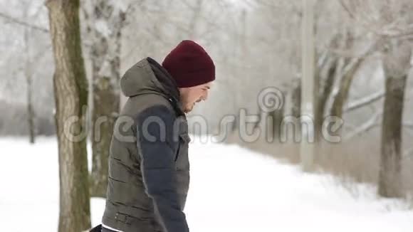 冬天一个男人在公园里遇到一个哥哥这已经太晚了视频的预览图