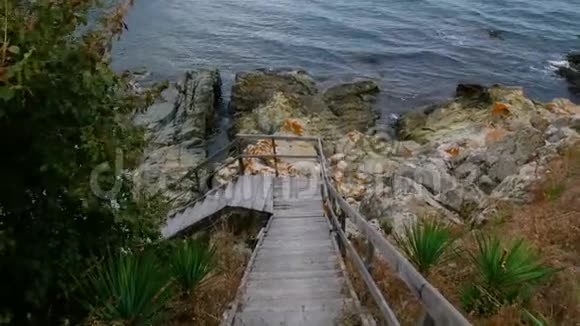美丽的海滨有岩石视频的预览图