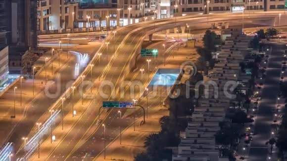 交通在朱美拉湖塔区的道路上的空中夜晚时间视频的预览图