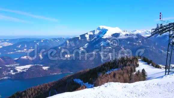 奥地利萨尔茨卡梅尔古特圣吉尔根Zwolferhorn山顶的高山景色视频的预览图