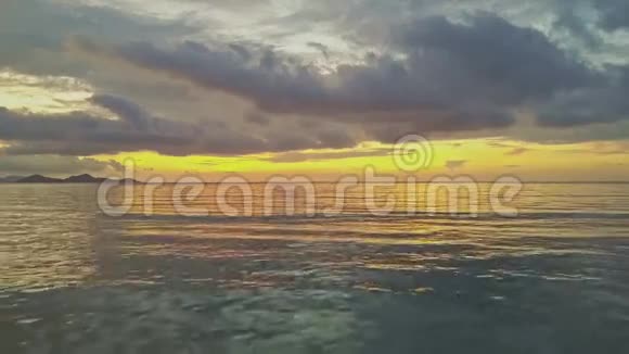 高空观波浪及海面日出视频的预览图