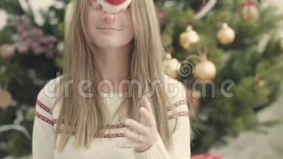 年轻漂亮的女孩扔球接住圣诞球视频的预览图
