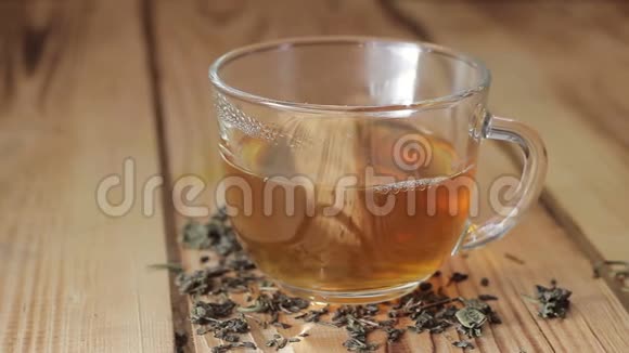 木桌上一杯茶一场茶道视频的预览图
