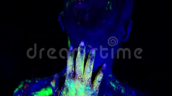 女人的手在紫外线下热情地拥抱男人的头视频的预览图