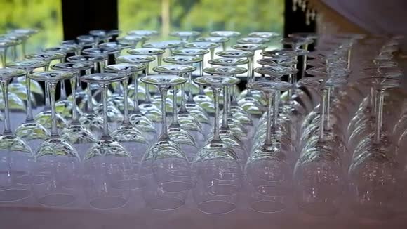 在一家餐厅的焦点转移玻璃器皿中一张节日桌上摆着酒杯和水视频的预览图