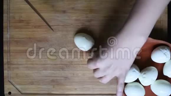 在木桌上用刀把鸡蛋切成小块视频的预览图