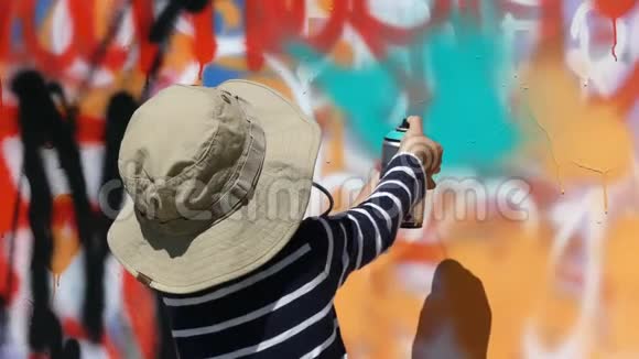 年轻的艺术家男孩画五颜六色的墙视频的预览图