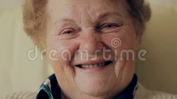 资深画像幸福的老女人带着眼镜笑着看着镜头视频的预览图
