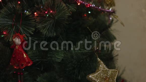 女孩装饰圣诞树视频的预览图