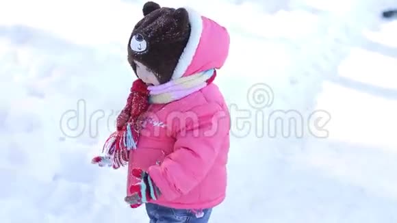 在白雪皑皑的森林里小女孩笑着笑着是视频的预览图