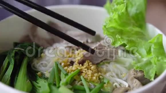 传统越南佛波牛肉面汤有人吃特写视频的预览图