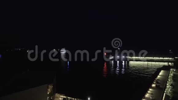 摩纳哥港豪华游艇夜间蒙特卡洛城4K射击视频的预览图