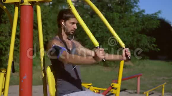 一个年轻人正在公园健身房锻炼视频的预览图