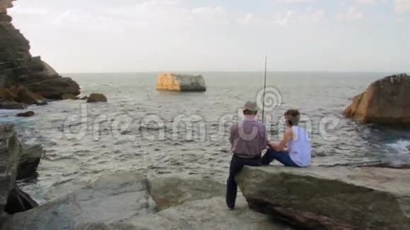 年长夫妇在海上用鱼竿钓鱼视频的预览图