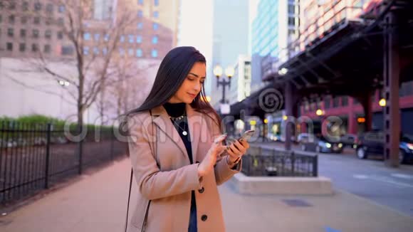 女子打电话的录像视频的预览图