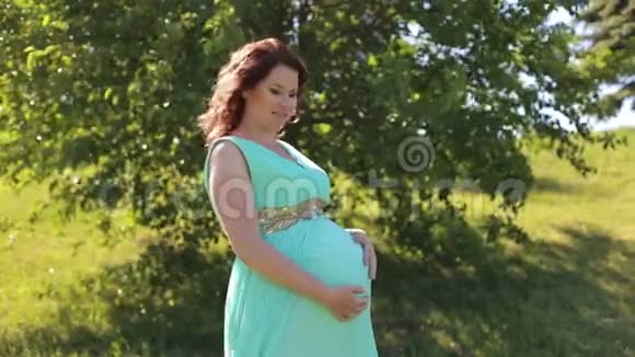 夏天穿户外服装的孕妇视频的预览图