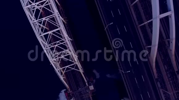过河的运输桥汽车开过桥美丽的拱桥视频的预览图