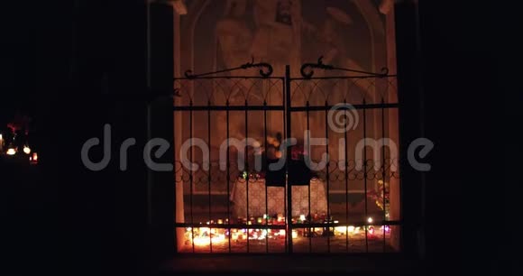 数百支蜡烛在墓地的夜晚发光视频的预览图
