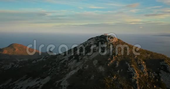 在美丽的日落和戏剧性的天空下在希腊的Aegina岛上俯瞰奥罗斯山视频的预览图