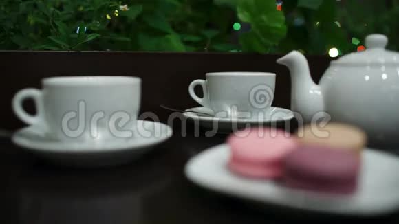 咖啡馆里有马卡龙的茶视频的预览图