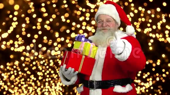 圣诞老人拿着礼物竖起大拇指视频的预览图
