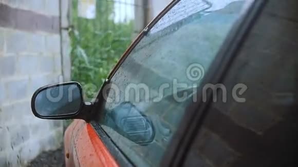 雨点打在车的侧窗上视频的预览图