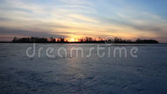 在冰冻的河流上日落视频的预览图