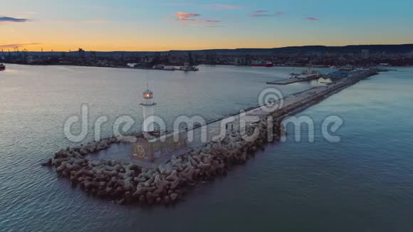 保加利亚瓦尔纳海港日落灯塔空中无人机景观视频的预览图
