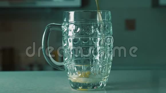 啤酒倒在酒吧的杯子里在酒吧或酒吧桌上用玻璃倒啤酒视频的预览图