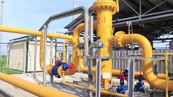 天然气生产和加工厂的管道系统和阀门视频的预览图