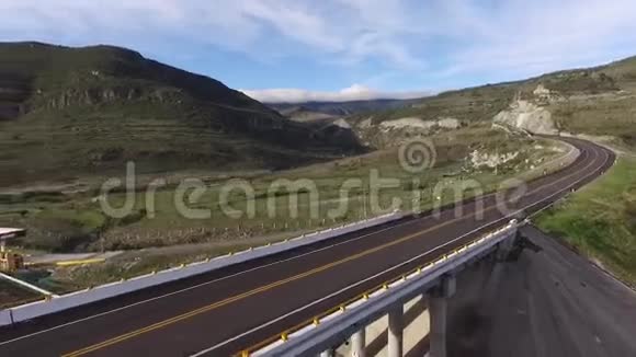 从山上到高速公路视频的预览图