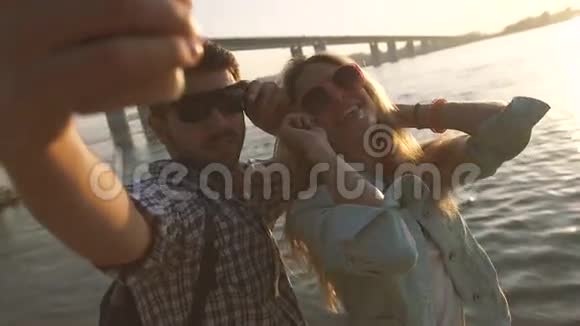 和睦睦的年轻夫妇在沙滩上晒太阳视频的预览图