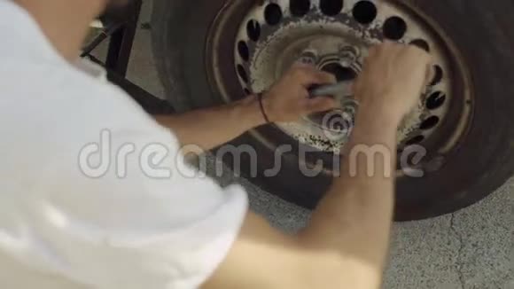 男性手固定汽车爆胎视频的预览图