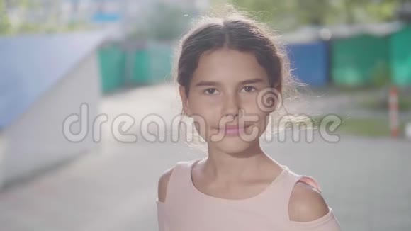 都市环境中的小女孩微笑着看镜头生活方式慢镜头视频视频的预览图