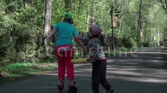 一个小男孩抓住了那个骑滑轮鞋的女孩缓行视频的预览图