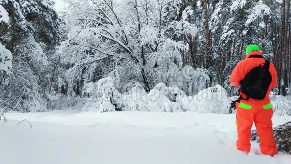 摄影师拍摄冬天的雪林视频的预览图